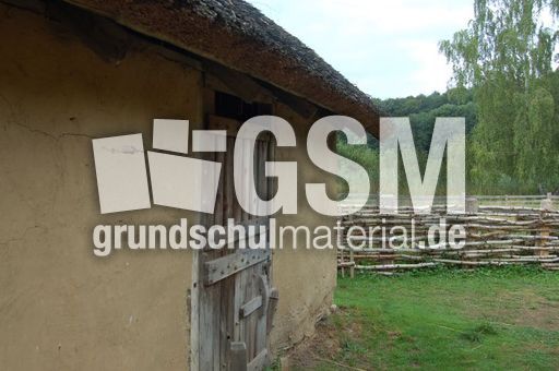 Slawenburg_Gross_Raden_Flechtwandhaus_Tuer.jpg